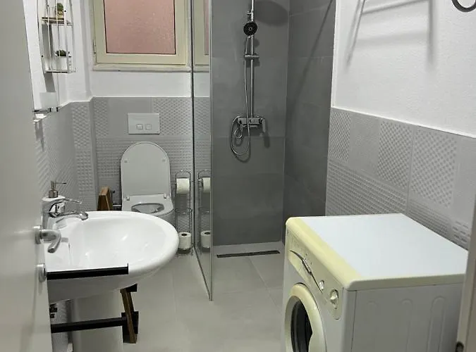 Freskia * Golem (Tirana)